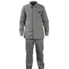 Imagem de um uniforme de trabalho cinza composto por jaqueta e calça, ideal para ambientes industriais ou de segurança, destacando conforto e proteção.