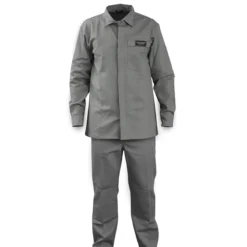 Imagem de um uniforme de trabalho cinza composto por jaqueta e calça, ideal para ambientes industriais ou de segurança, destacando conforto e proteção.