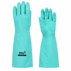 Par de luvas de proteção nitrílica na cor azul-turquesa, com punho longo e textura antiderrapante, exibindo a marca “VOLK do Brasil” na face frontal.