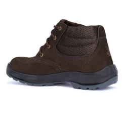 Bota masculina de couro marrom com solado robusto, ideal para atividades ao ar livre e uso diário, com design confortável e resistente.