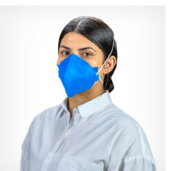 Mulher parda usando máscara pff2 azul sem válvula alliance com a cabeça na diagonal dando destaque para o elástico do respirador na cabeça e nuca.
