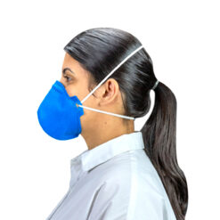 Mulher parda usando máscara pff2 descartável dobravel sem válvula azul alliance de lado dando destaque para o elástico do respirador na cabeça e nuca.
