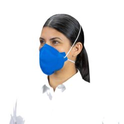 Mulher parda com a cabeça na diagonal usando máscara respirador pff2 plus Azul Alliance sem Válvula com Carvão ativado Elástico na Nuca.