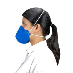 Mulher parda de lado usando a máscara respirador pff2 plus Azul Alliance sem Válvula com Carvão ativado, dando destaque para o Elástico na Nuca e Cabeça.