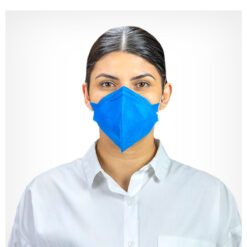 Mulher parda usando máscara pff2 sem válvula azul alliance com elástico na cabeça e nuca, destacando o respirador dobrável.