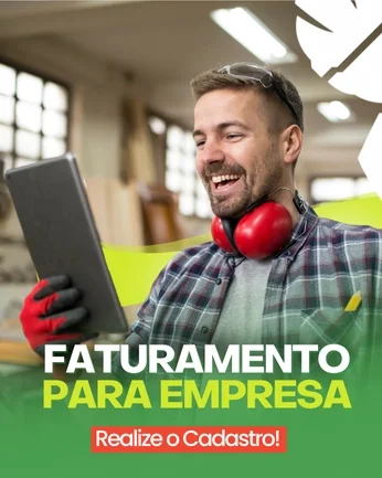 Homem sorridente usando tablet, com fone de ouvido vermelho, no ambiente de escritório, promovendo faturamento para empresa com processo de cadastro.