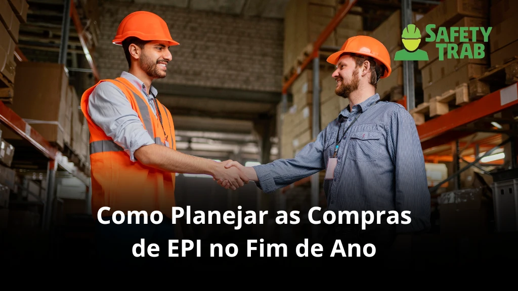 Homens em um armazém de logística usando capacetes e coletes refletivos, apertando as mãos, com o logo Safety Trab ao lado, ilustrando dicas sobre planejamento de compras de EPIs no fim de ano.