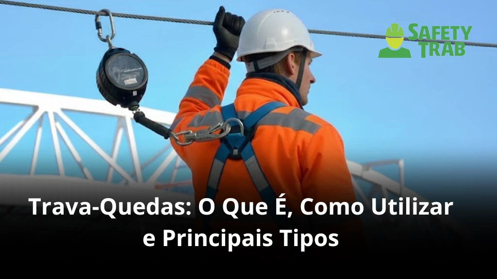 Profissional de segurança em trabalho em altura usando cinto de segurança e capacete ao realizar inspeção em estrutura metálica, durante manutenção industrial.