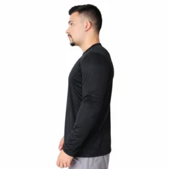 Homem com camisa térmica masculina proteção uv 50