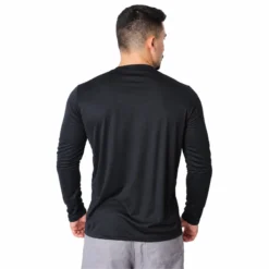 Homem usando camiseta preta proteção sol ultravioleta uv 50